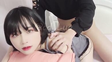 清纯白丝伪娘 撅着屁屁被猛怼 小哥哥操逼好粗鲁一点也不温柔 不过骚逼好舒服